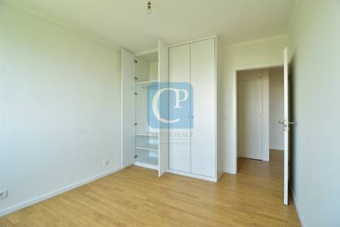 T2 Espaçoso com Varanda e Garagem Fechada no Campo Alegre – Porto