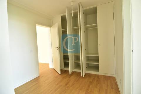 T2 Espaçoso com Varanda e Garagem Fechada no Campo Alegre – Porto