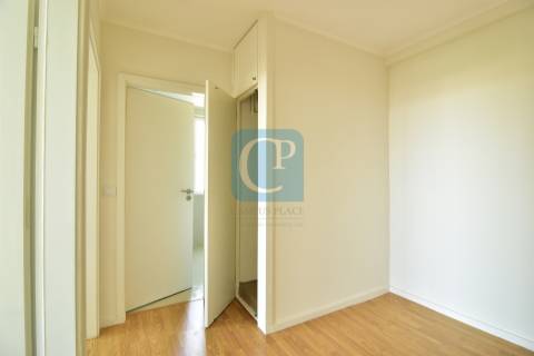 T2 Espaçoso com Varanda e Garagem Fechada no Campo Alegre – Porto