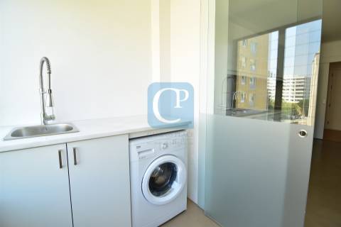 T2 Espaçoso com Varanda e Garagem Fechada no Campo Alegre – Porto