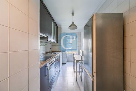 Apartamento T2 equipado e mobilado, com lugar de garagem, na cidade cooperativa da Prelada.