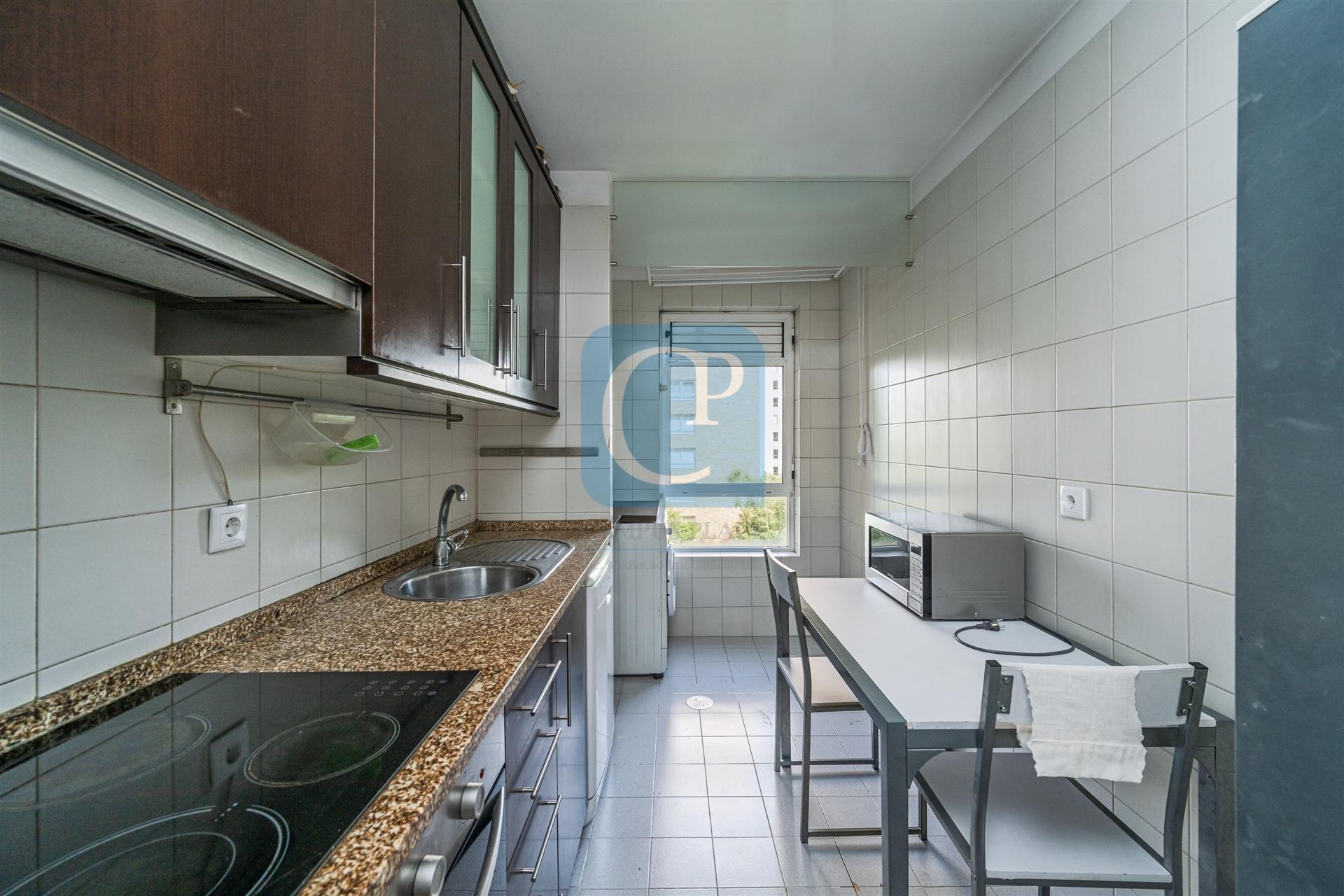 Apartamento T2 equipado e mobilado, com lugar de garagem, na cidade cooperativa da Prelada.