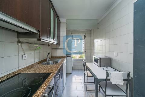 Apartamento T2 equipado e mobilado, com lugar de garagem, na cidade cooperativa da Prelada.
