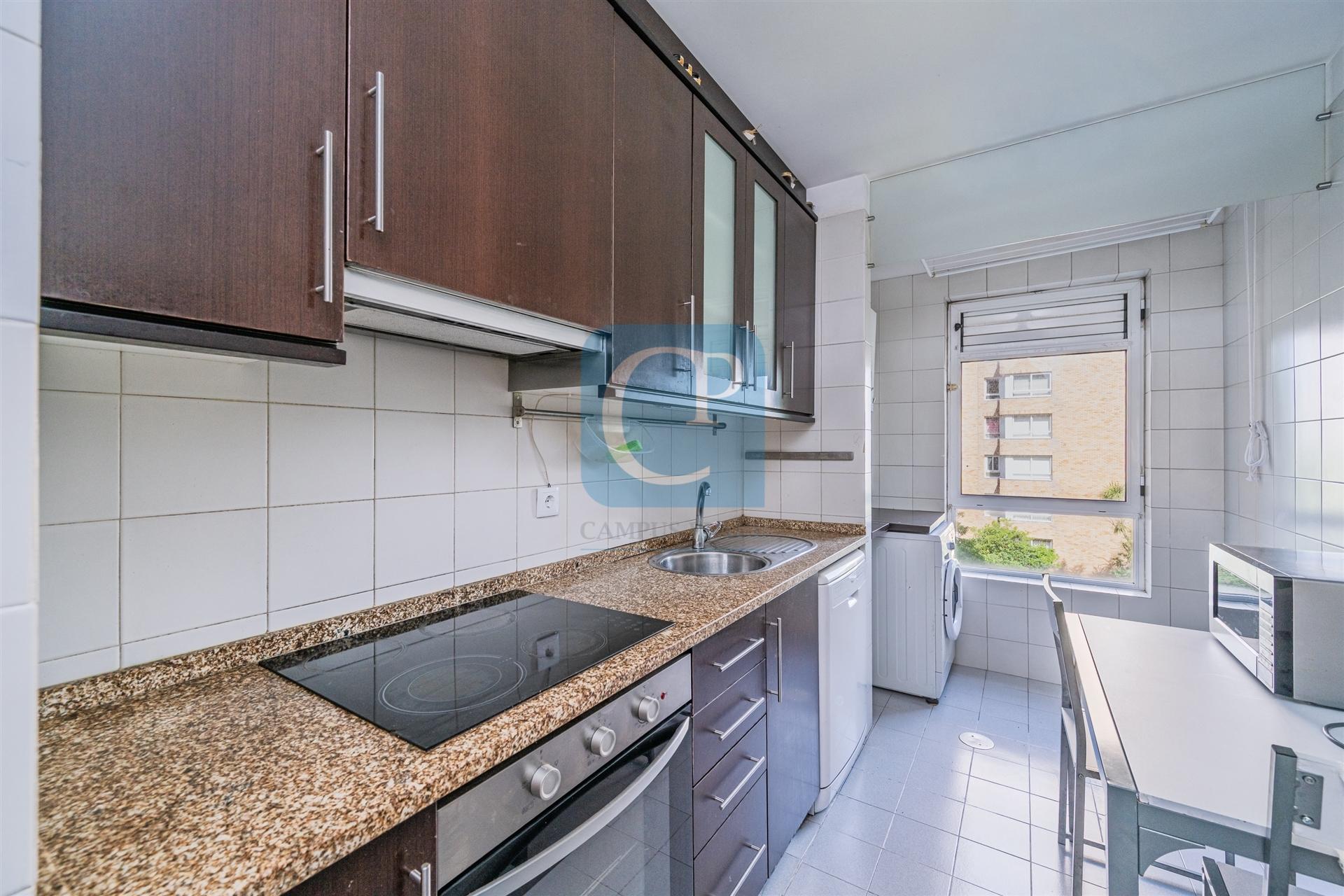 Apartamento T2 equipado e mobilado, com lugar de garagem, na cidade cooperativa da Prelada.