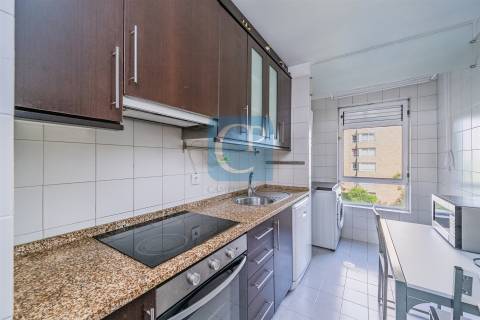 Apartamento T2 equipado e mobilado, com lugar de garagem, na cidade cooperativa da Prelada.