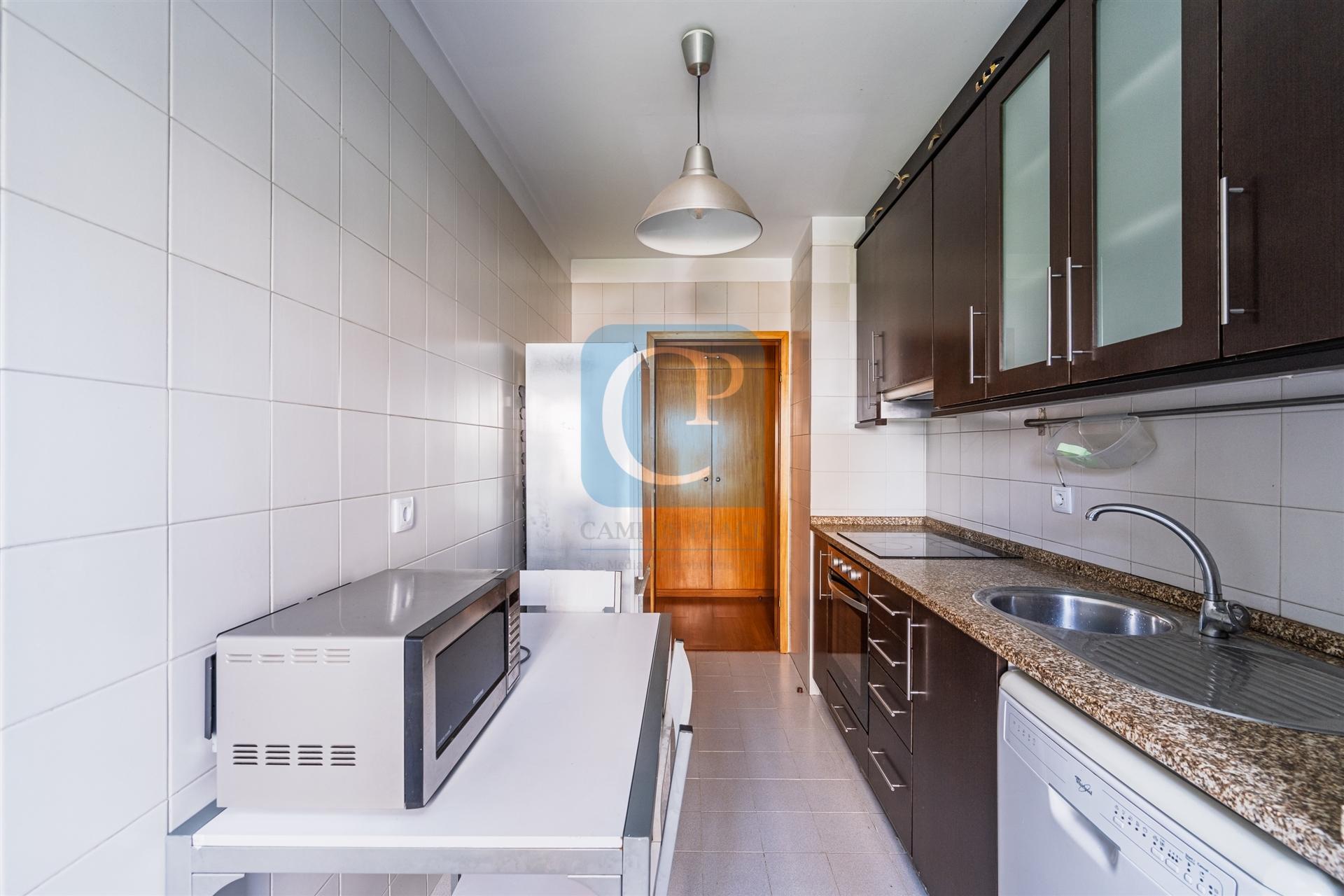Apartamento T2 equipado e mobilado, com lugar de garagem, na cidade cooperativa da Prelada.