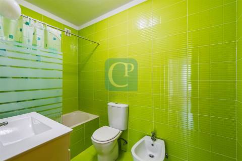 Apartamento T2 equipado e mobilado, com lugar de garagem, na cidade cooperativa da Prelada.