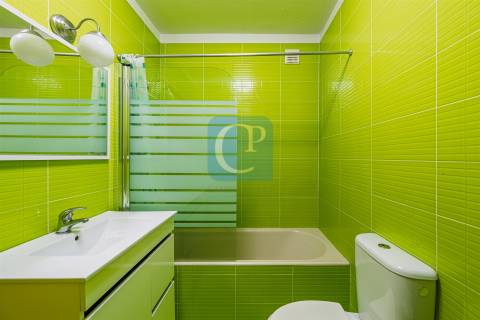 Apartamento T2 equipado e mobilado, com lugar de garagem, na cidade cooperativa da Prelada.