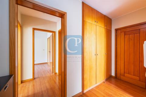 Apartamento T2 equipado e mobilado, com lugar de garagem, na cidade cooperativa da Prelada.