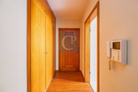 Apartamento T2 equipado e mobilado, com lugar de garagem, na cidade cooperativa da Prelada.