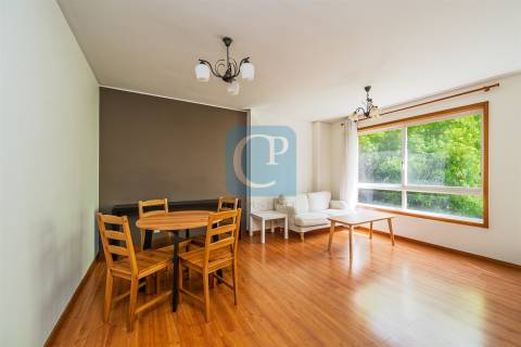 Apartamento T2 equipado e mobilado, com lugar de garagem, na cidade cooperativa da Prelada.