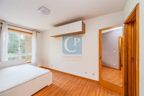 Apartamento T2 equipado e mobilado, com lugar de garagem, na cidade cooperativa da Prelada.