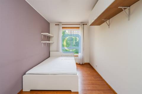 Apartamento T2 equipado e mobilado, com lugar de garagem, na cidade cooperativa da Prelada.