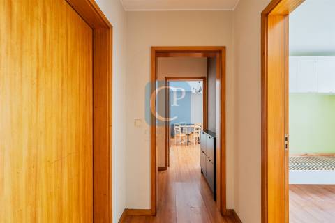 Apartamento T2 equipado e mobilado, com lugar de garagem, na cidade cooperativa da Prelada.
