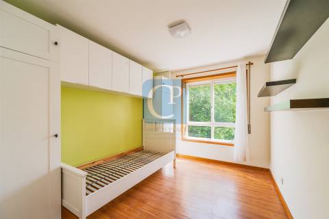 Apartamento T2 equipado e mobilado, com lugar de garagem, na cidade cooperativa da Prelada.
