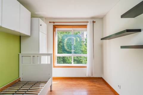 Apartamento T2 equipado e mobilado, com lugar de garagem, na cidade cooperativa da Prelada.