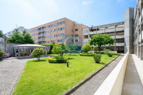 Apartamento T2 mobilado em condomínio fechado, Ramalde, Porto