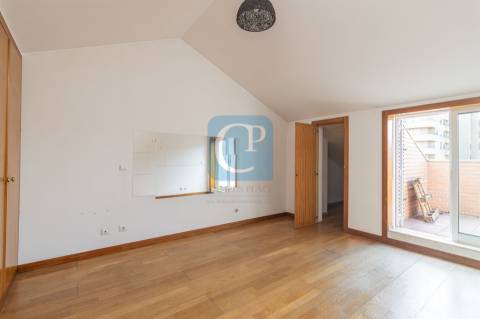 Apartamento T1 Duplex, em frente ao Hospital S. João