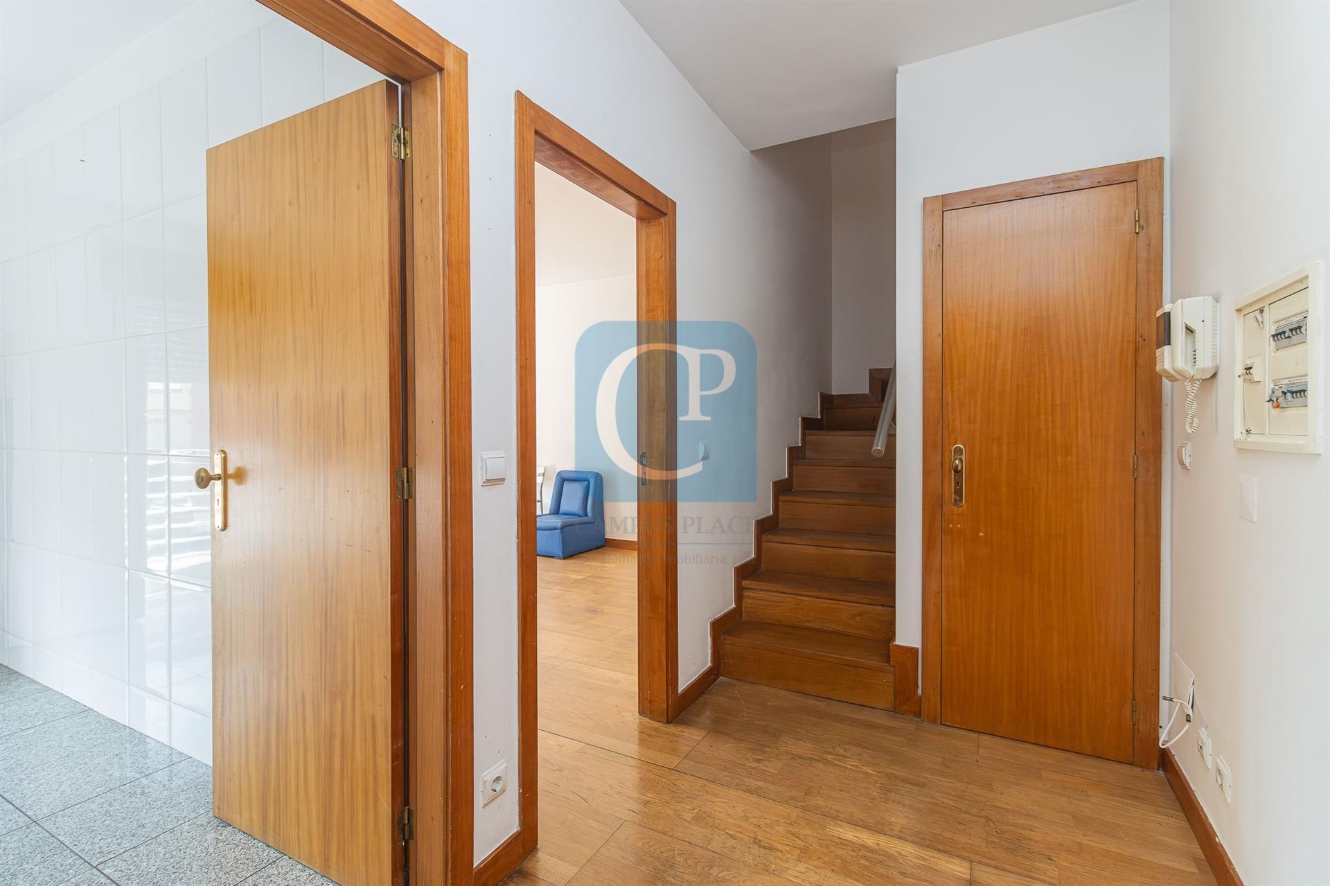 Apartamento T1 Duplex, em frente ao Hospital S. João