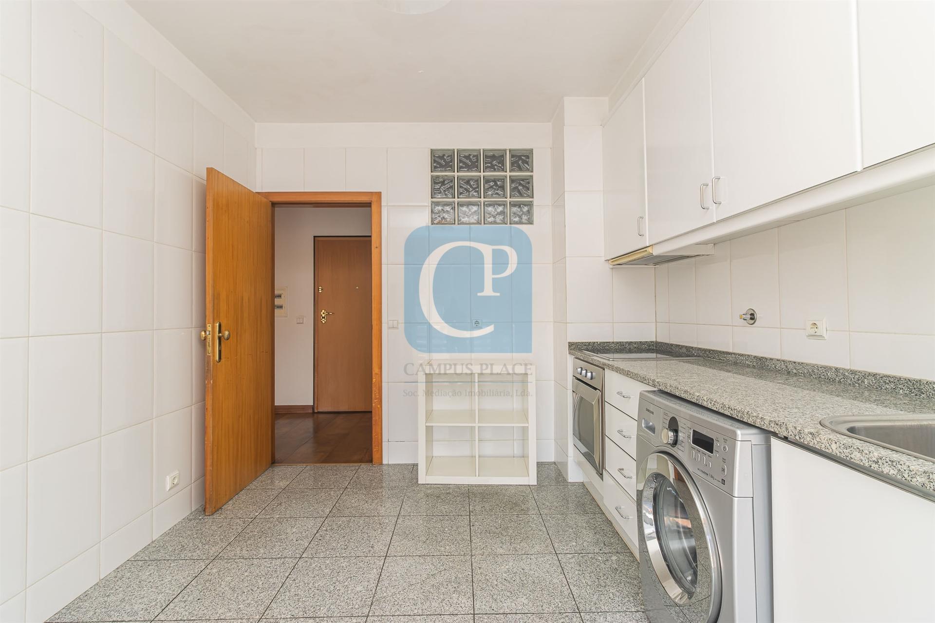 Apartamento T1 Duplex, em frente ao Hospital S. João