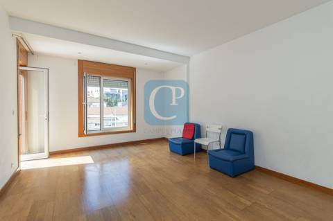 Apartamento T1 Duplex, em frente ao Hospital S. João