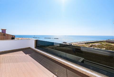 T2 NOVO no Último Piso em 1ª Linha de Mar c/ Terraço em Vila do Conde