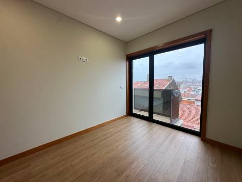 T2 NOVO no Último Piso em 1ª Linha de Mar c/ Terraço em Vila do Conde