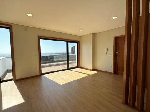 T2 NOVO no Último Piso em 1ª Linha de Mar c/ Terraço em Vila do Conde
