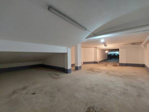 Garagem com 86m2 em Aver o Mar Póvoa de Varzim