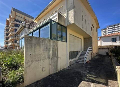 Vivenda T5 em Localização Excelente em Póvoa de Varzim