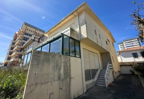 Vivenda T5 em Localização Excelente em Póvoa de Varzim