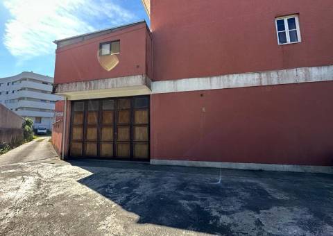 Armazém com 850m2 Póvoa de Varzim