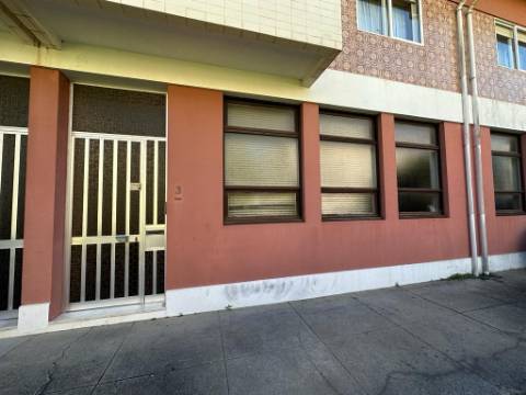 Armazém com 850m2 Póvoa de Varzim