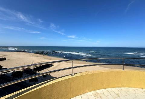 T4 Duplex c/ Terraço em 1ª Linha de Mar na Póvoa de Varzim