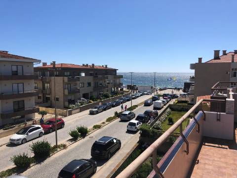 Apartamento T3 com Terraço e Vistas Desafogadas de Mar