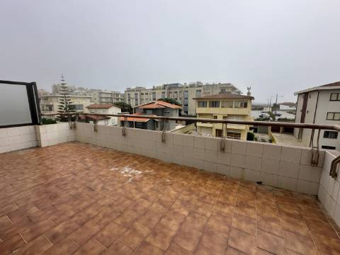 Apartamento T3 com Terraço e Vistas Desafogadas de Mar