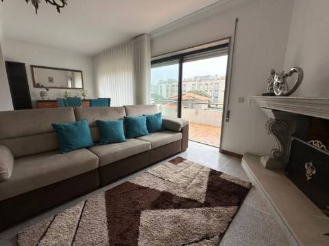 Apartamento T3 com Terraço e Vistas Desafogadas de Mar
