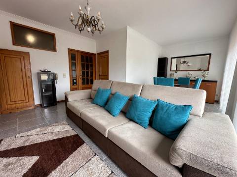 Apartamento T3 com Terraço e Vistas Desafogadas de Mar