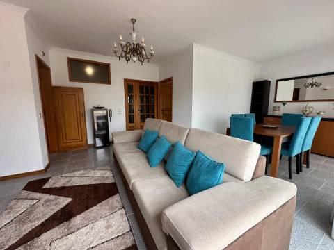 Apartamento T3 com Terraço e Vistas Desafogadas de Mar