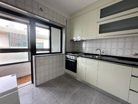 Apartamento T3 com Terraço e Vistas Desafogadas de Mar