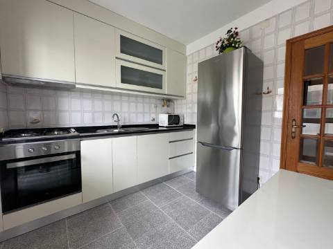 Apartamento T3 com Terraço e Vistas Desafogadas de Mar