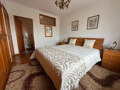 Apartamento T3 com Terraço e Vistas Desafogadas de Mar