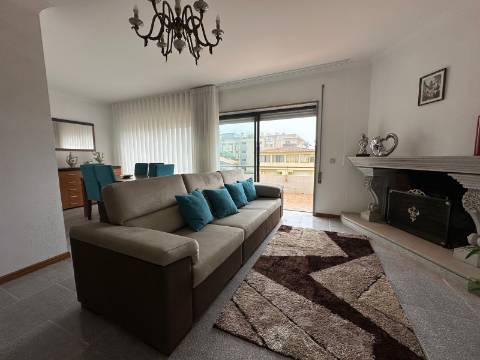 Apartamento T3 com Terraço e Vistas Desafogadas de Mar