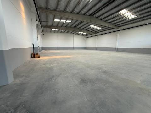 Armazém Novo com 380m2 na Póvoa de Varzim