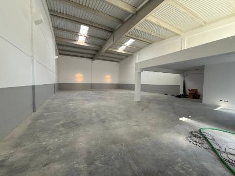 Armazém Novo com 380m2 na Póvoa de Varzim