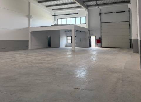 Armazém Novo com 449 m2 para Arrendamento