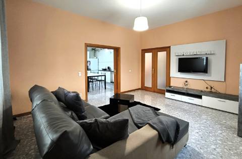 Moradia c/ Espaço Comercial e Alojamento Local em Rio Mau Vila do Conde
