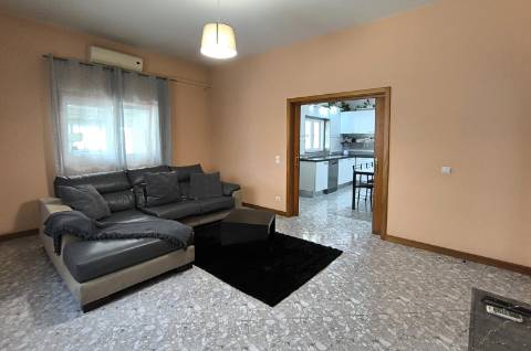 Moradia c/ Espaço Comercial e Alojamento Local em Rio Mau Vila do Conde
