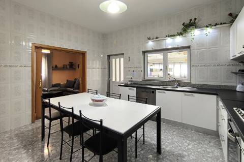 Moradia c/ Espaço Comercial e Alojamento Local em Rio Mau Vila do Conde
