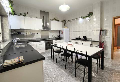 Moradia c/ Espaço Comercial e Alojamento Local em Rio Mau Vila do Conde
